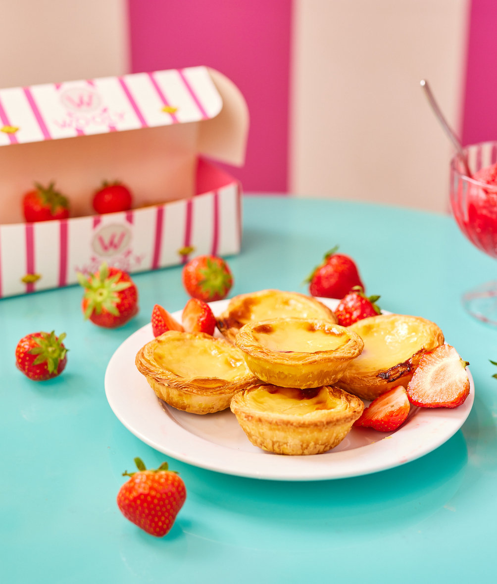Past&eacute;is de nata et fraises avec une bo&icirc;te Wooly P&acirc;tisserie
